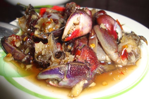 Ba khía là món ăn rẻ tiền nhưng gắn liến với cuộc sống của người dân xứ biển. Muối 1 vại ba khía ăn suốt quanh năm. 1 dĩa ba khía muối trộn giấm đường tỏi ớt là tốn biết bao nhiêu cơm! Còn hơn ăn sơn hào hải vị!