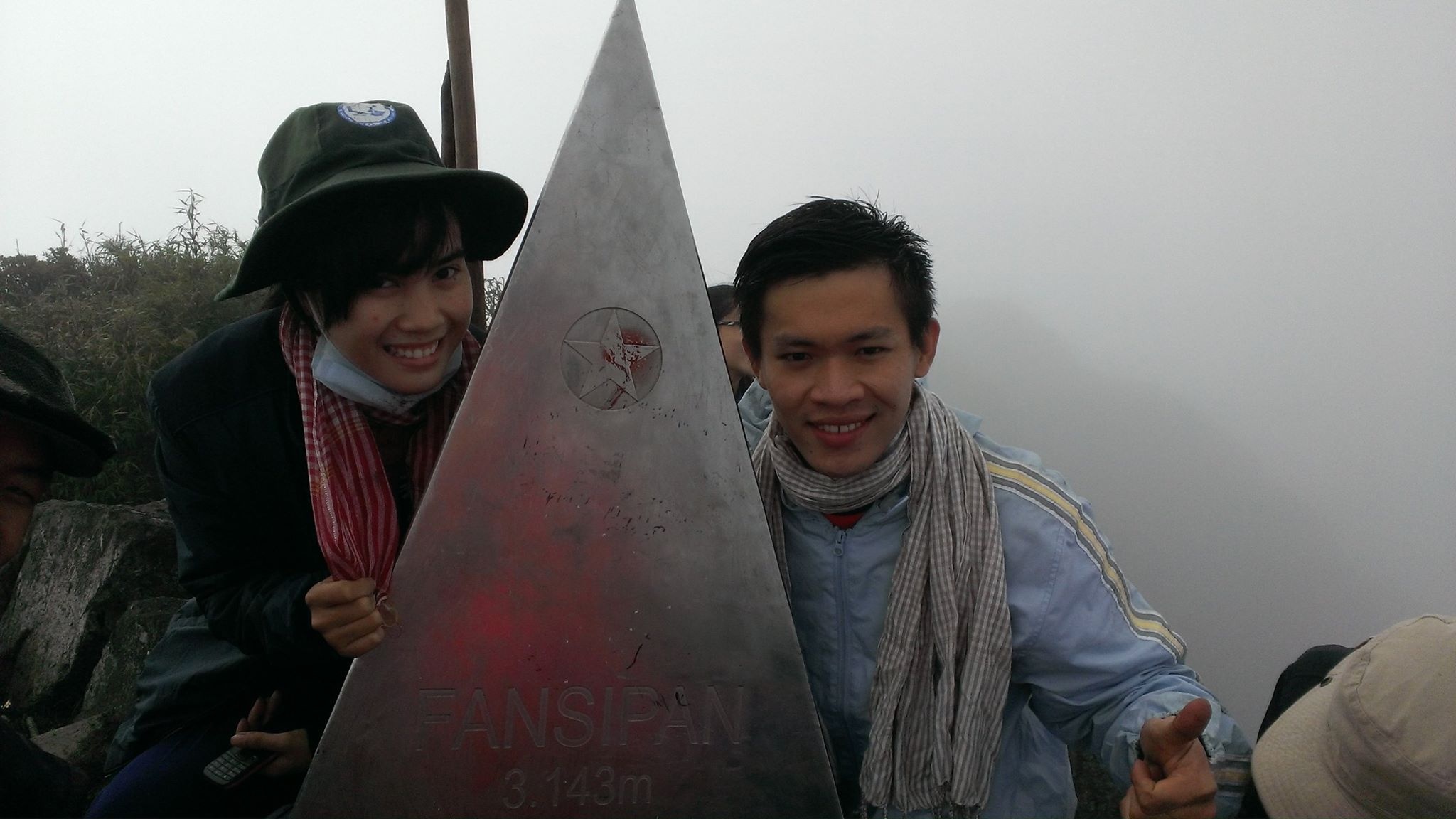 Dat chan den noi giao thoa giua dat va troi hinh anh