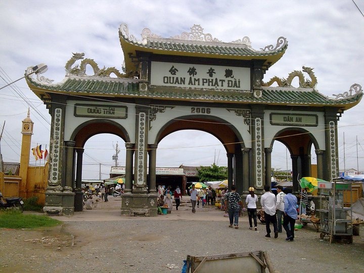 Cổng vào Quan Âm Phật Đài và tượng Phật bà quan âm tại biển Nhà Mát, Thành Phố bạc Liêu.