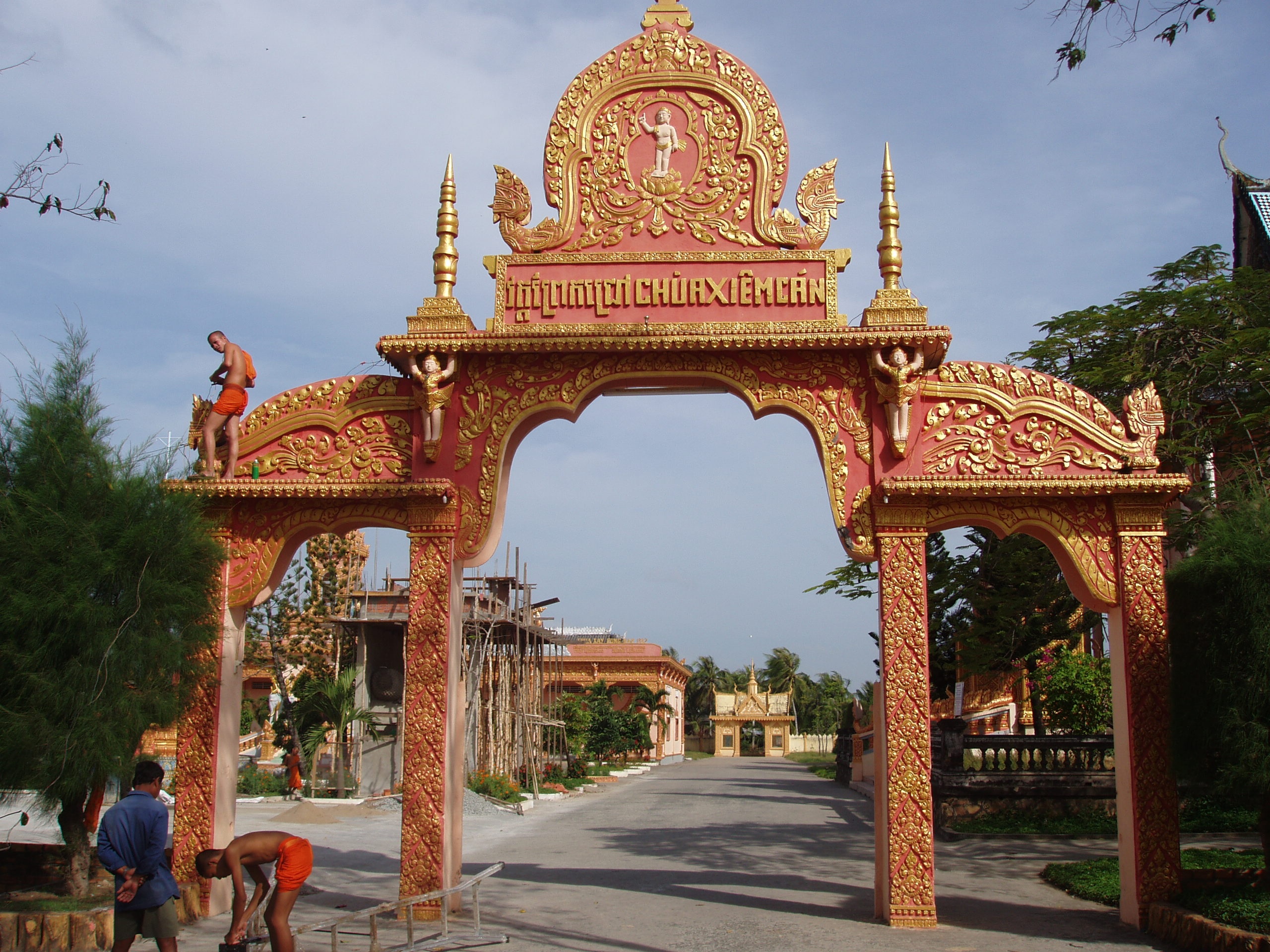  Chùa Xiêm Cán, được xây dựng hồi thế kỷ 19, mang kiến trúc Angkor của người Campuchia, thể hiện ở những họa tiết độc đáo nơi mái vòm, tường, các hang, cột và cầu thang.