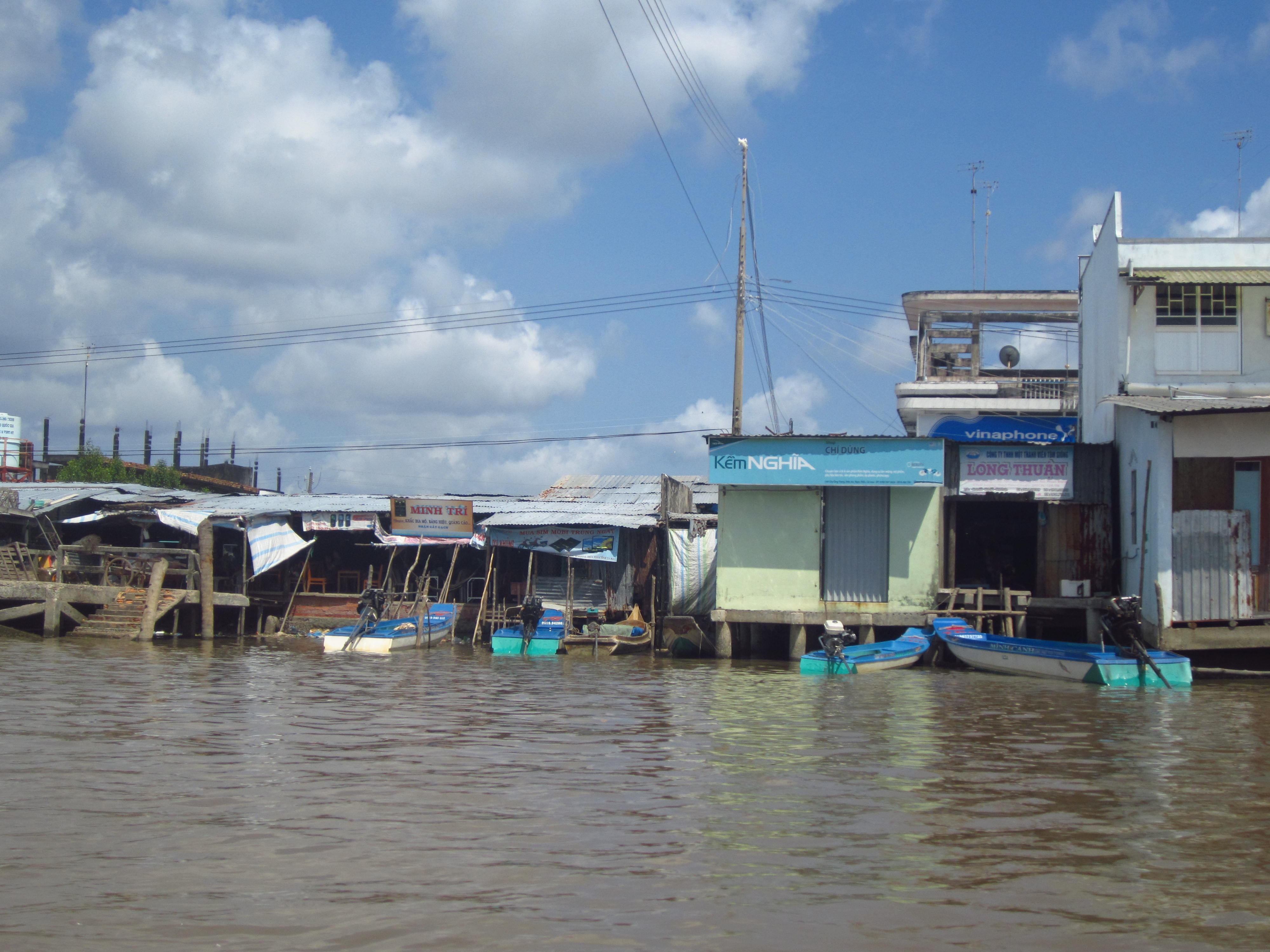 Cực Nam vốn là một điểm cực đơn giản nhất đối với các bạn yêu thích du lịch bụi và trải nghiệm, bạn có thể lên các diễn đàn phượt để đăng kí vào một nhóm nào đó đi cực nam, hoặc cũng có thể tự mình vác ba lô lên và đi.  Từ thành phố Hồ Chi Minh, nếu đi xe khách chi phí 115 – 120 ngàn cho một chiều Sài Gòn – Cà Mau xe giường nằm. Từ Cà Mau bạn có thể đi tàu cao tốc xuống Đất Mũi hoặc đi xe ôm. 