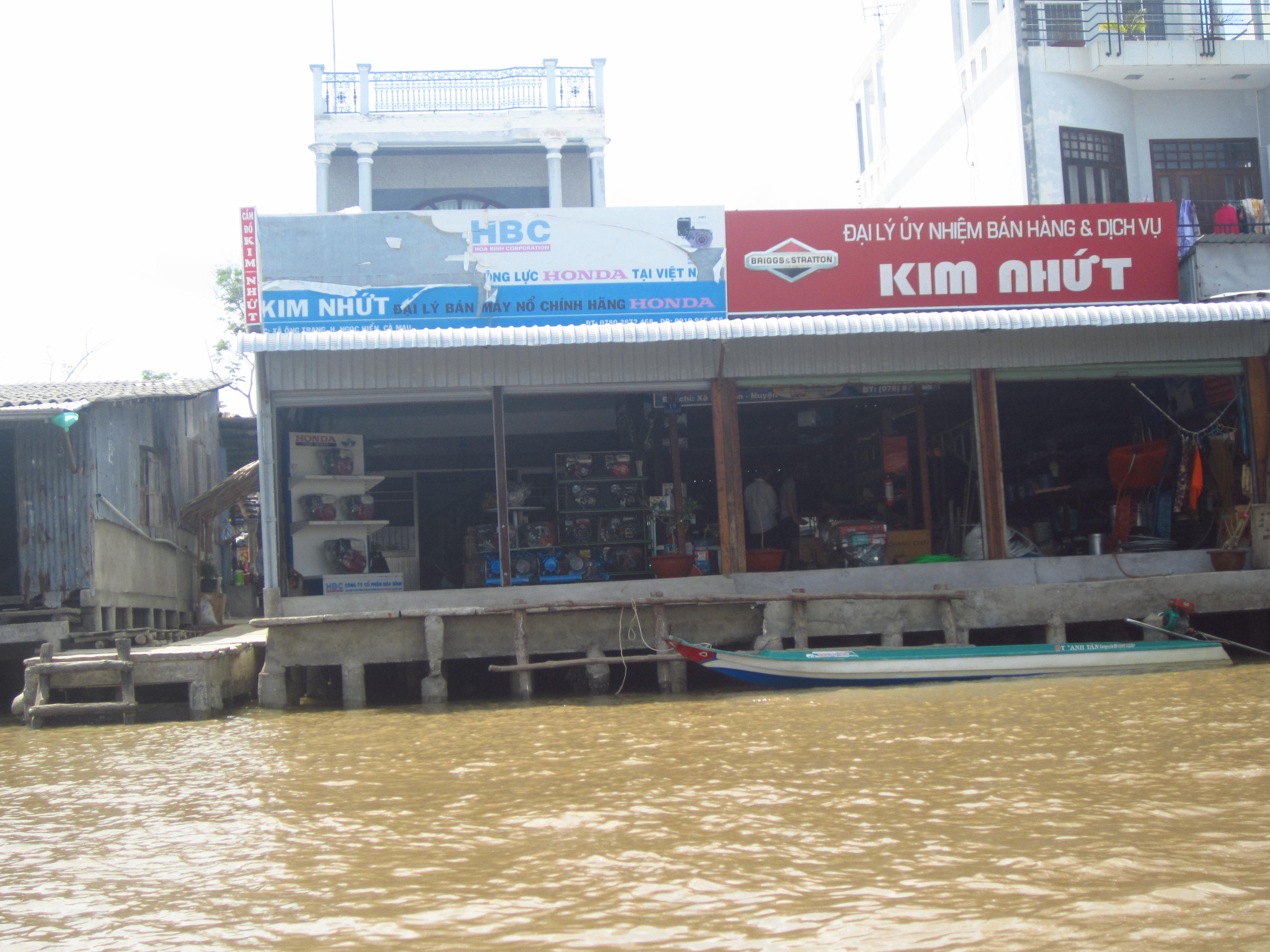 Tôi đã lựa chọn phương án đi xe máy, và khi đến Đất Mũi vào tầm chiều, chúng tôi không thể đi nhờ người dân nào nữa mà phải gửi xe mất 10 ngàn một ngày đêm ở bến, nếu bạn đi ba lô một mình, may mắn có thể nhờ ghe thuyền của người dân ra. 