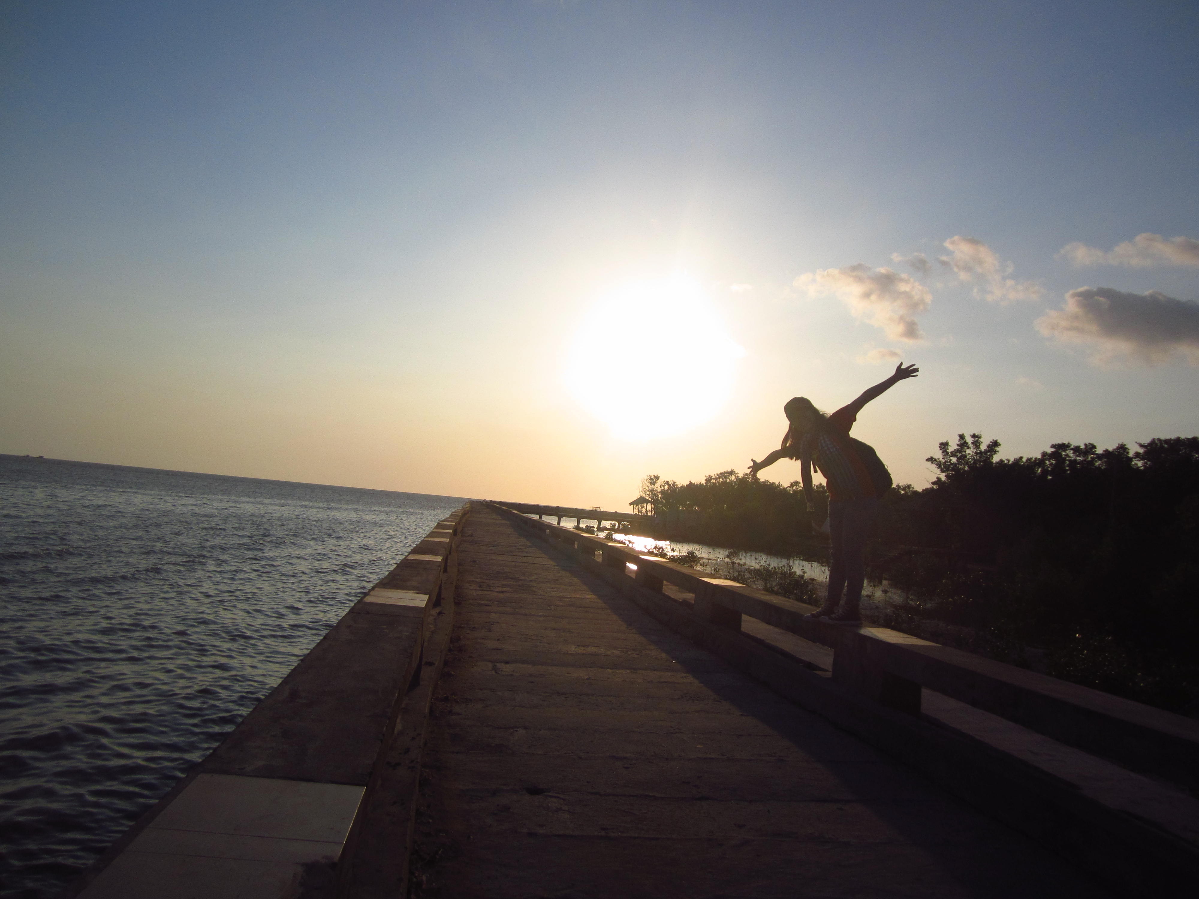 Cực Nam không đơn điệu như một vài tay Phượt Thủ kì cựu chia sẻ, nơi đây để trong lòng tôi một ấn tượng vô cùng sâu sắc, có lẽ, đó chính là cái khoảng khắc cả một bầu trời đỏ vàng áp vào mặt biển, là cái khoảnh khắc mặt trời nhẹ nhàng chìm xuống giữa biển mênh mông tĩnh lặng.