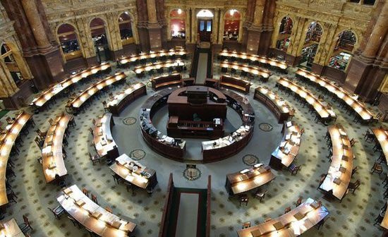 1. Phòng đọc chính Thư viện Quốc hội Mỹ (Mỹ): Vào tham quan Phòng đọc chính của Thư viện Quốc hội Mỹ, du khách không những được yêu cầu đi nhẹ nói khẽ, mà còn không được chụp ảnh. Trừ những bức ảnh chụp cùng tượng đá hoặc tượng thạch cao mang tính tôn giáo lịch sử hoặc quy phạm xã hội. 