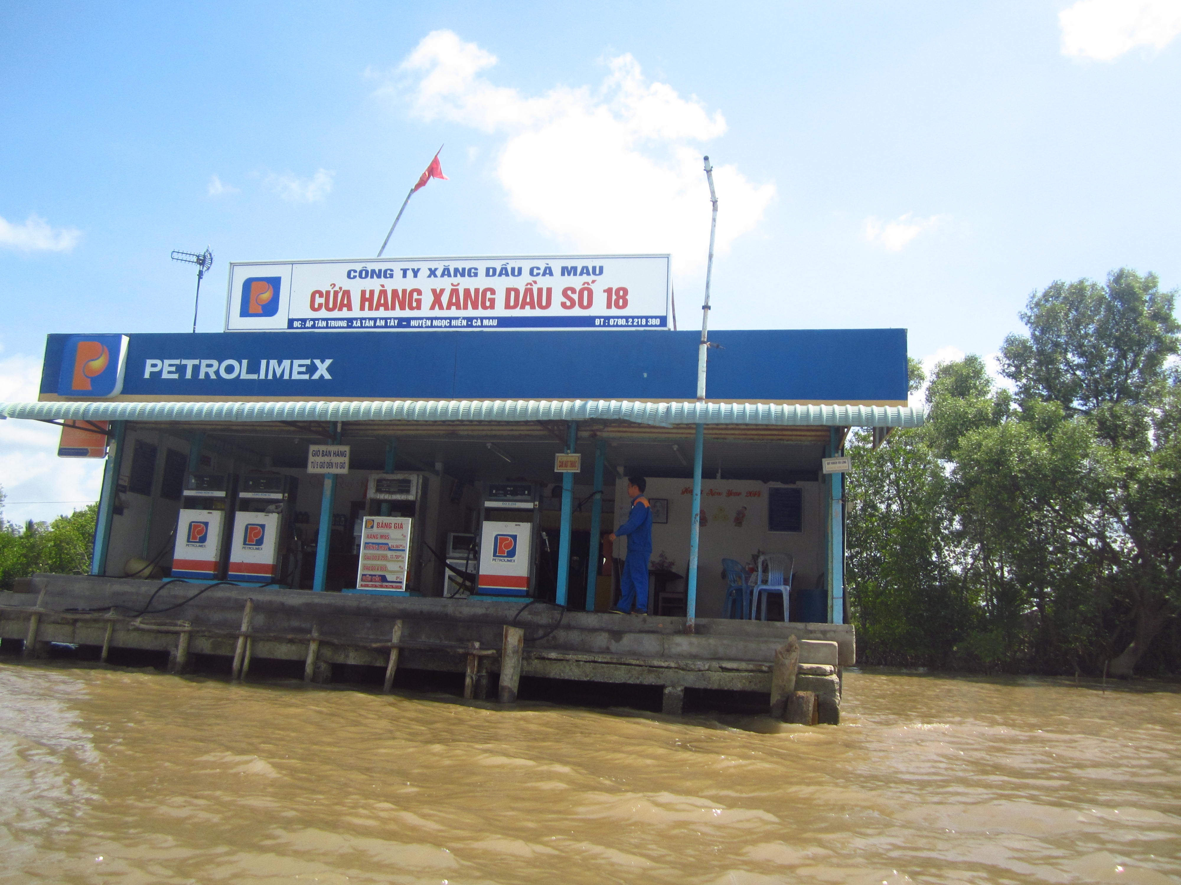 Đi tàu, là lúc bạn có thể chiêm ngưỡng cảnh vật hai bên, những căn nhà nổi hai bên sông, và thậm chí là cả những cây xăng nổi giữa dòng sông nữa.