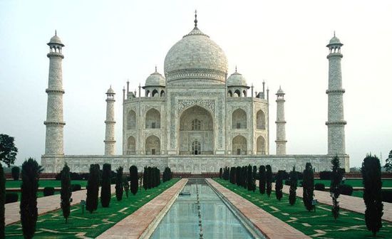 2. Lăng Taj Mahal (Ấn Độ): Lăng được Vua Mughal xây dựng tại Agra (Ấn Độ) vào thế kỷ 17 để tưởng nhớ người vợ là Taj Mahal, đây cũng là công trình biểu trưng cho cuộc hôn nhân giữa họ. Tuy xây dựng từ xa xưa, nhưng ngày nay nhiều du khách vẫn cảm nhận được phong cách nghệ thuật kiến trúc hiện đại khi đến tham quan. Lăng nghiêm cấm mang vào 3 thứ: thực phẩm, máy ảnh và giá chụp ảnh. 