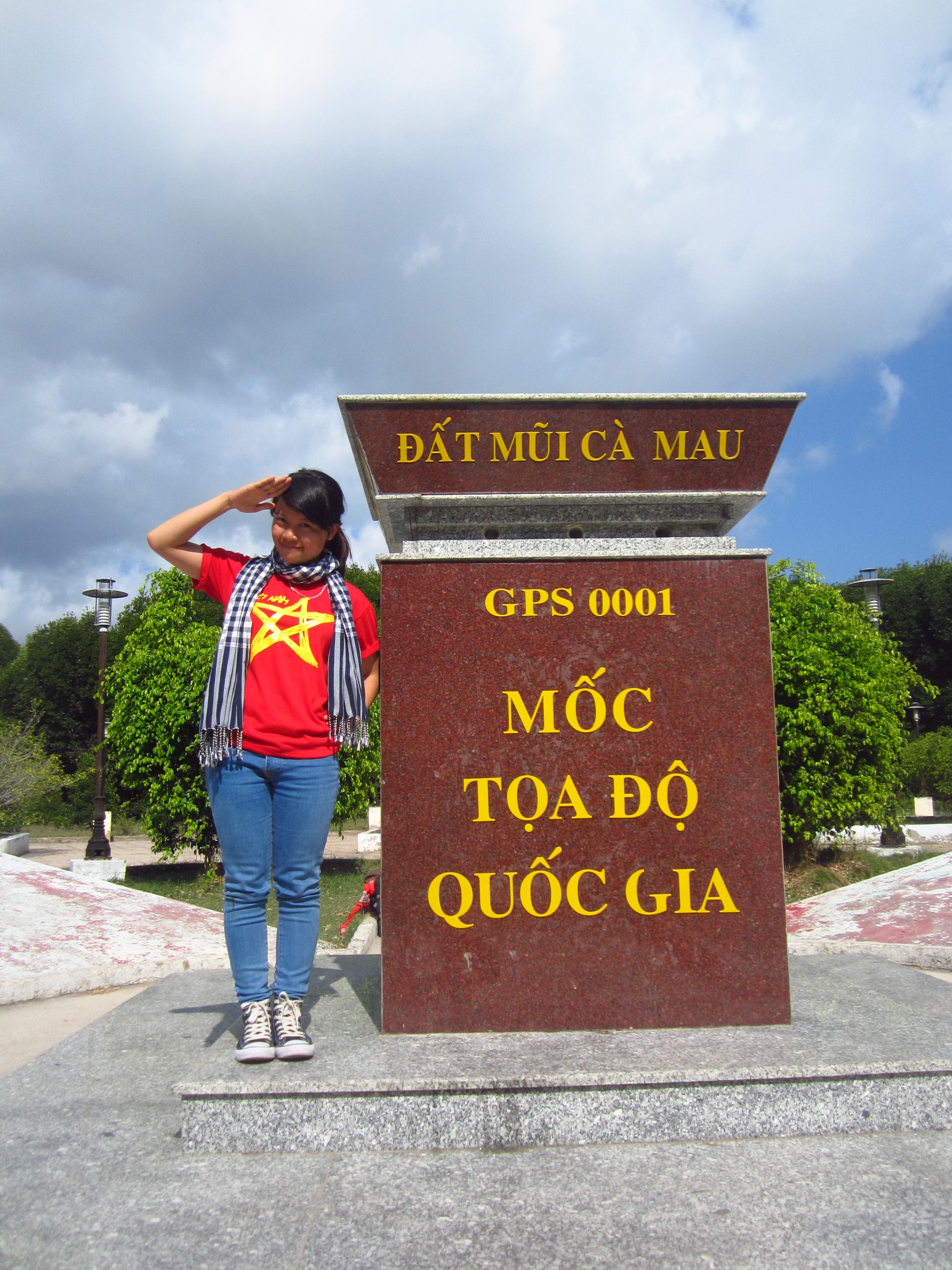 Và sau khoảng một giờ ngồi tàu cao tốc, tôi cũng đã cập bến Khu du lịch Đất Mũi, đi bộ vào chừng 5 phút là đến, và đây chính là cột mốc GPS001 cực nam, được xây dựng vào năm 1995, và đất liền của chúng ta thì mỗi năm đều được bồi thêm một ít, đúng là đất lộc. 