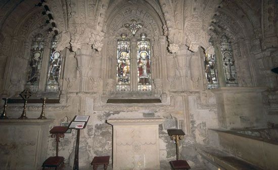 4. Giáo đường Rosslyn (Scotland):  Fan của bộ phim Mật mã Da Vinci khi xem phim chắc hẳn sẽ nhận ra Giáo đường Rosslyn xây dựng năm 1446 ở Scotland. Nét đặc sắc nhất của Giáo đường  là những điêu khắc diệu kỳ trên nền tường đá, khắc họa cuộc sống tinh thần của người dân nông thôn Scotland. 