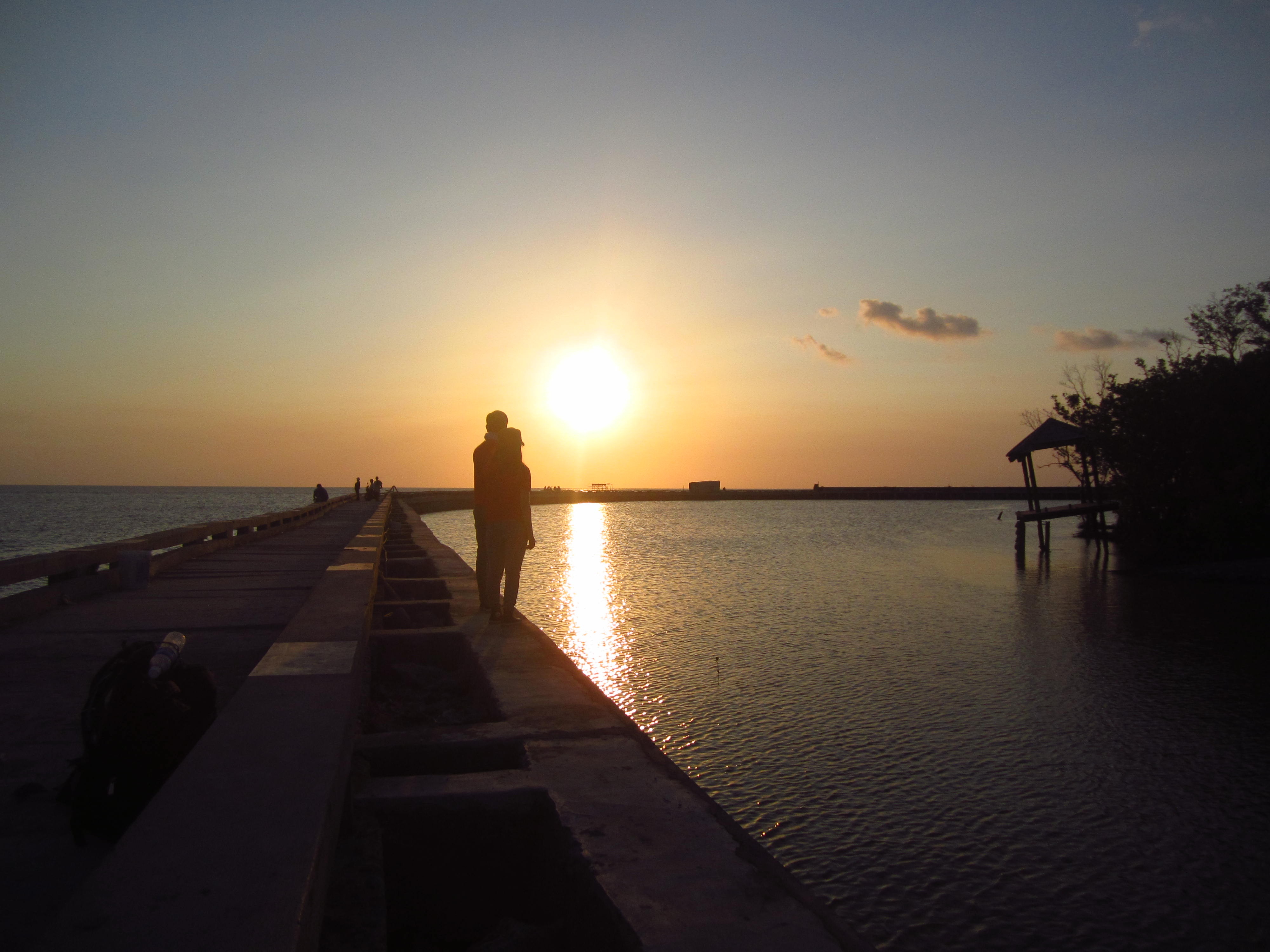 Tuy nhiên còn một cái thú mà khi thong dong tôi khám phá ra, đó là ánh hoàng hôn trên bời biển, khi mà mặt trời từ từ chìm xuống biển, để lại một nền trời đỏ vàng rực rỡ rồi chìm dần chìm dần vào đêm. Bạn có thể thấy vài đôi trai gái, rất ít nhé, đi lang thang ngoài bờ, lưa thưa vài ông anh đang ngồi câu cá, một sự yên bình và lãng mạn đến ngọt ngào. 