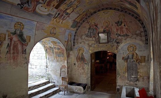 7. Tu đạo viện Bachkovo (Bulgaria): Du khách tới Tu đạo viện Bachkovo đừng bao giờ nghĩ tới chuyện chụp được ảnh. Tu đạo viện được xây dựng từ hơn 1000 năm trước, tuy có những thập thánh giá đã hỏng, nhưng những bức tường đá trên có khắc những bức họa tuyệt mỹ vẫn được bảo tồn đến ngày nay. Tại Đại giáo đường của Tu đạo viện còn có tượng thiêng Đức Mẹ Maria.