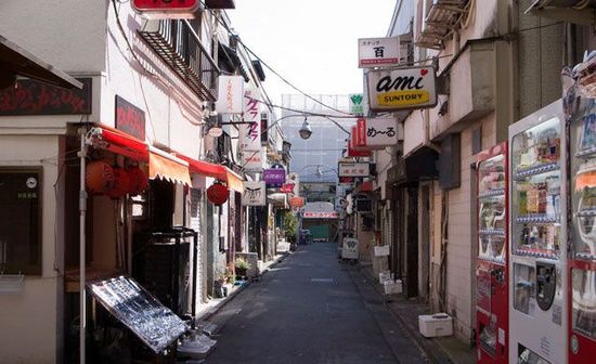 8. Khu phố Vàng Tokyo (Nhật Bản): Tọa tại khu vực trung tâm của Tokyo, từng là khu phố đèn đỏ thời kỳ Thế chiến thứ hai, đến nay đây là nơi tập trung nhiều thanh niên là khách thường xuyên của các bar và du khách nước ngoài. Thế mà lại cấm chụp ảnh? Đúng đấy. 