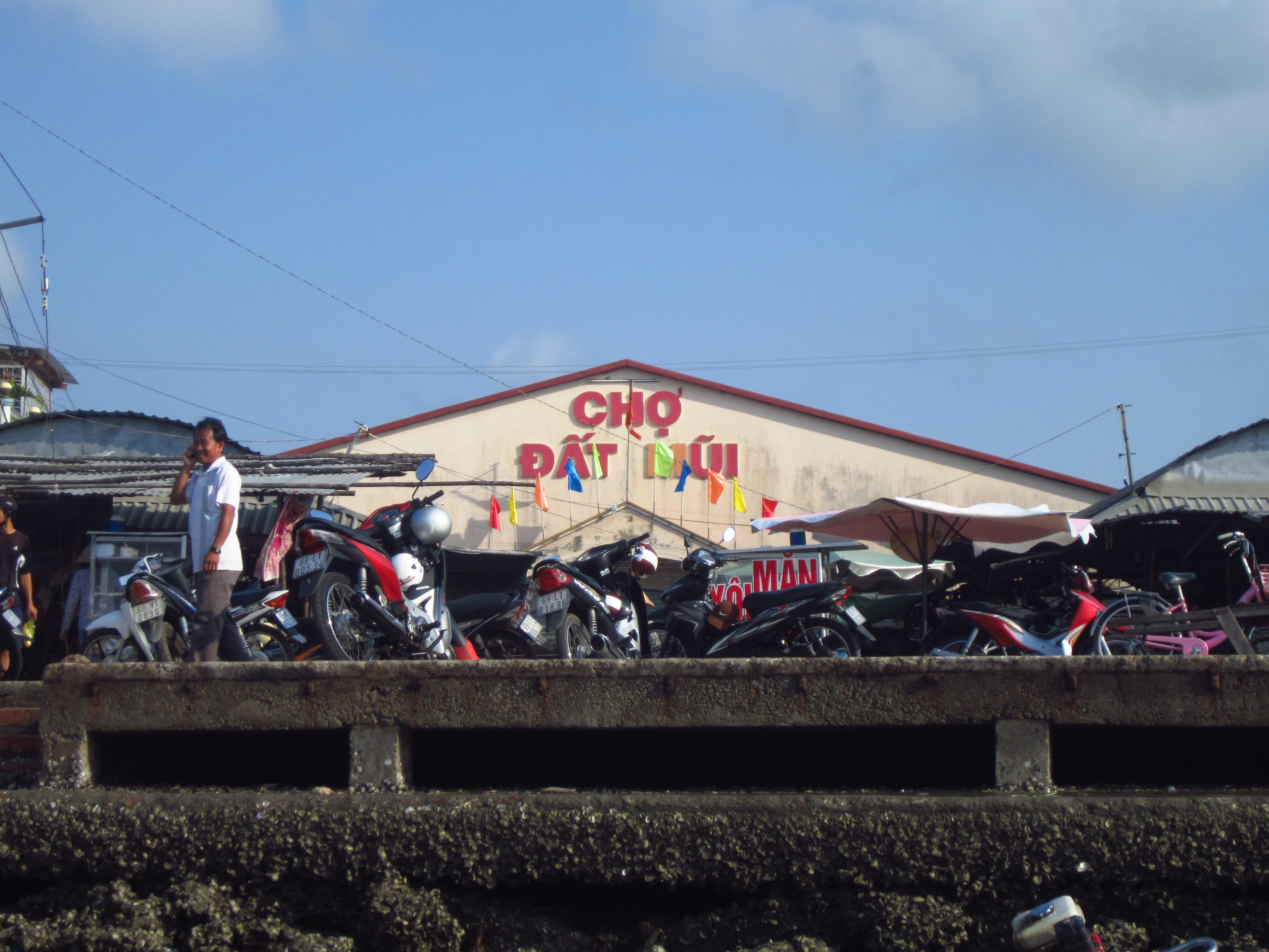 Chợ Đất Mũi về tối không còn nhộn nhịp nữa, tôi vẫn có thể tìm được tô hủ tiếu Đất Mũi với giá 15 ngàn, hủ tiếu này dai dai và ngon, sần sật chứ không như hủ tiếu Sài Gòn, ăn ngon lắm. Cô bán hủ tiểu chỉ vào nhà cô nghỉ đêm tạm, một đêm 40 ngàn, thấy cũng được. Thực ra thì bạn có thể xin ngủ nhờ nhà dân, tuy nhiên tôi là con gái, cho nên thuê phòng sẽ thuận tiện hơn khi không có người quen dưới này. 