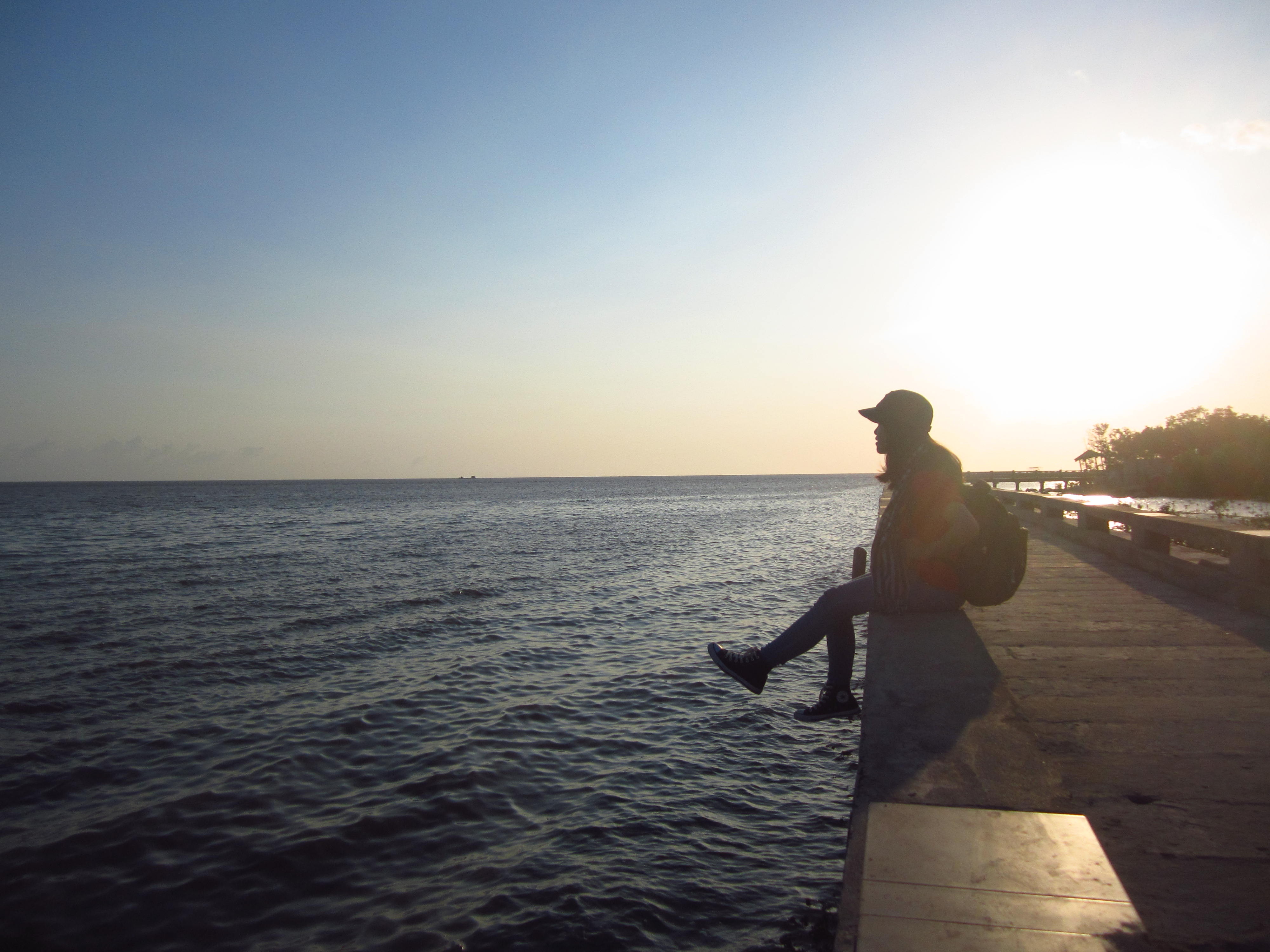 Chợ quê dậy sớm lắm, ban tối vắng bao nhiêu thì sáng ra thuyền ghe tấp nập bây nhiêu, các anh các chú nhanh tay nhanh chân và nhanh miệng lắm, không khó để mua một vé tàu về Năm Căm, tạm biệt cô chủ nhà và chị gái xinh đẹp, tôi rời Đất Mũi về Năm Căn và dạo một vòng Cà Mau. Bạn có thể ghé các chùa chiền, ăn lẩu mắm miền tây, ở đây có chùa Phật Tổ và chùa Khơ Me rất nổi tiếng. 