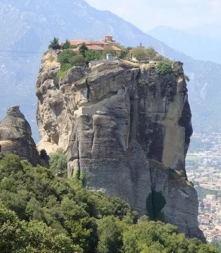 Quần thể Tu đạo viện Meteora (Hi Lạp): Bắt đầu xây dựng từ thế kỷ 14, Quần thể bao gồm 6 Tu đạo viện, nằm cheo leo trên núi, là một trong những công trình kiến trúc Đông Chính Giáo lớn nhất và quan trọng nhất của Hi Lạp.