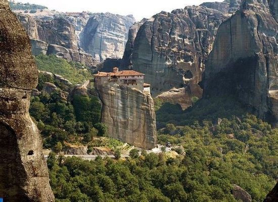 Quần thể Tu đạo viện Meteora (Hi Lạp): Công trình kiến trúc diệu kỳ này bao hàm trong nó sự vĩ đại của những bàn tay xây dựng nên nó. Cũng chỉ có những tín đồ thực sự mới vượt qua được con đường gian khổ để leo lên đến vùng đất thánh này. 