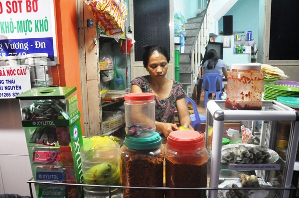 Bánh tráng trộn trong ngõ hẻm.