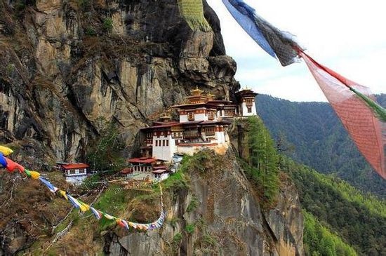 Chùa Huyệt Hổ (Bhutan): Chùa nằm ngang chừng vách đá nơi Thung lũng Hồ Paro, cách điểm thấp nhất của thung lũng là 900m. 