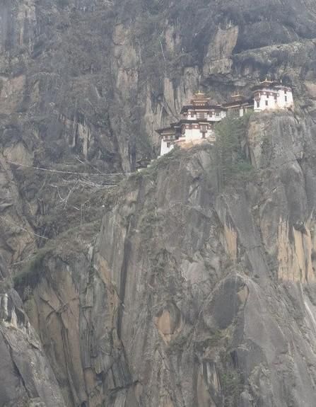 Chùa Huyệt Hổ (Bhutan): Gần như cả ngày mây bao bọc, càng làm tăng thêm độ huyền bí của ngôi chùa. 