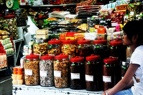 Các loại bánh trái đặc sản miền Trung ở chợ Cồn.