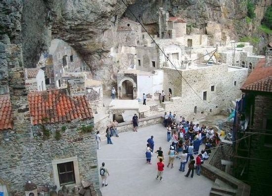 Tu đạo viện Sumela (Thổ Nhĩ Kỳ): Thời Thế chiến thứ nhất, Tu đạo viện từng bị phế bỏ, sau đó vài chục năm mới bắt đầu dần khôi phục hoạt động. 