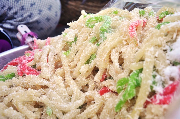 Bánh tằm làm từ củ sắn, cùi dừa bào nhỏ.