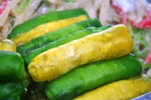 Bánh cuộn đậu xanh ăn lớp vỏ giòn, nhân thơm lừng.