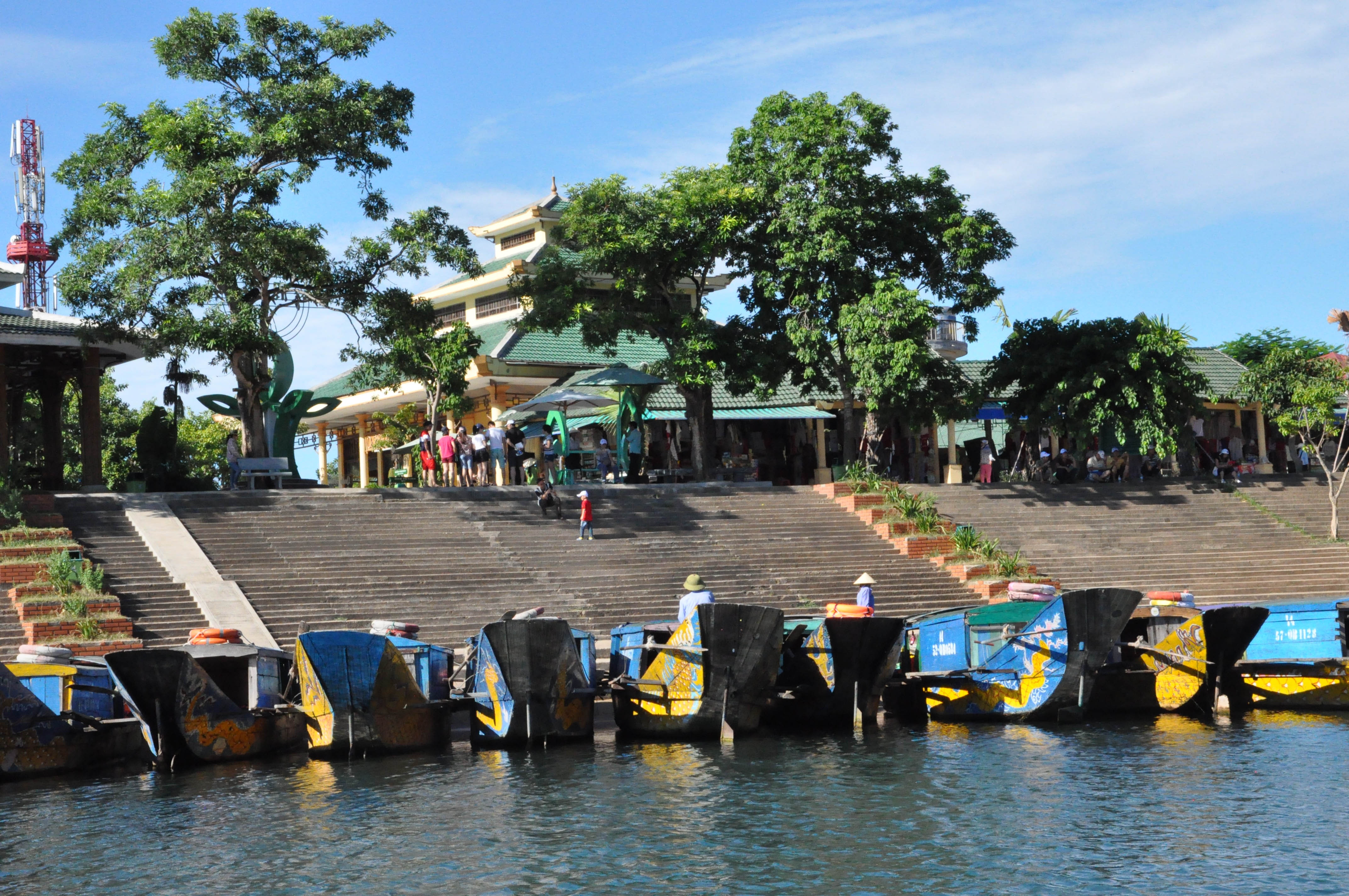 Bến thuyền vào Động Phong Nha.