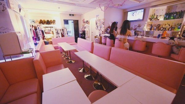 Thanh nien Nhat keo nhau den bar hoa trang thanh thieu nu hinh anh