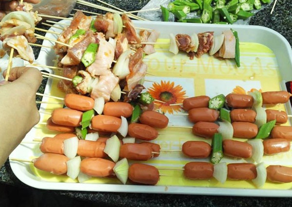 Thập cẩm  Ngoài các quán bán món riêng biệt, ở Sài Gòn cũng có vô vàn quán bán đồ nướng thập cẩm với đủ mọi thứ từ hải sản, thịt xiên, ếch, xúc xích, hồ lô, rau củ…