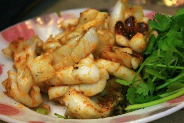 Để có thể tha hồ chọn lựa cho mình những xiên nướng yêu thích, bạn có thể ghé đến khu ăn uống Nguyễn Tri Phương, góc Nguyễn Tri Phương-Nguyễn Trãi; khu ăn uống trên đường Vạn Kiếp, đoạn gần Phan Xích Long; hay quán thịt xiên nướng gần cafe bệt đối diện Cafe Crepes đường Hàn Thuyên.