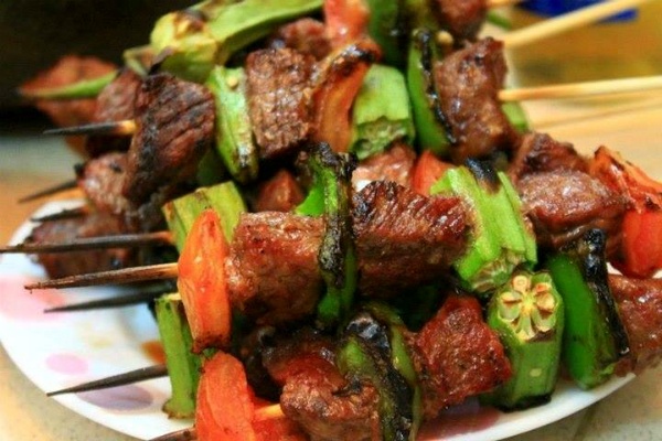 Khoai nướng, bắp nướng Cứ độ chiều chiều, tầm từ 3h trở đi, chạy dọc con đường Sư Vạn Hạnh đoạn từ BigC đến 3 Tháng 2; khu vực công viên Gia Định; dọc đường Tú Xương, Trần Quốc Thảo… người ta dễ dàng bắt gặp những chiếc xe đẩy bán khoai nướng, bắp nướng.  Khoai, bắp nướng không phải là món ai cũng thích, nhưng nếu đã ghiền thì chỉ cần chạy ngang cũng đủ bắt được mùi khen khét nồng nồng của lớp vỏ đã cháy thành than bên ngoài. Khoai nướng, bắp nướng càng nóng càng ngon, vì vậy người ăn thường kiên nhẫn chờ đợi người bán nướng chứ không lấy loại nướng sẵn. 