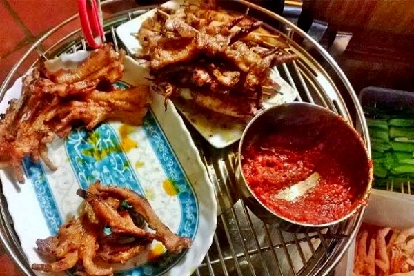 Chân gà nướng Không biết từ bao giờ việc gặm từng ngón chân, cánh gà nướng trở thành thú vui lai rai vỉa hè yêu thích của người Sài Gòn. Chiếc nào vừa ra cũng có sẵn khách đợi từ trước với đĩa đồ chua ngâm, rau răm, tắc cùng chén muối ớt, hoặc me xanh hấp dẫn.  Để có được những chiếc chân gà nướng thơm vàng, cháy cạnh hấp dẫn, người bán thường chú trọng khâu tẩm ướp. Ở điểm này mỗi quán lại có một bí quyết riêng biệt khiến thực khách mê mẩn.