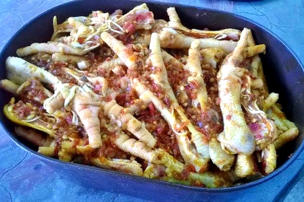 Với chân gà nướng, người Sài Gòn có vô số địa chỉ quen được gọi tên như chân gà nướng khu sân bay (đường Trường Sơn, gần hẻm cây xăng), chân gà nướng góc đường Phan Xích Long-Phùng Văn Cung hay gà nướng Mai Xuân Cảnh đường Nguyễn Du, Q.1, gà nướng Phi Long…  Cũng như hầu hết các quán nướng khác, quán chân gà nướng thường mở cửa từ 4 giờ chiều đến khuya.