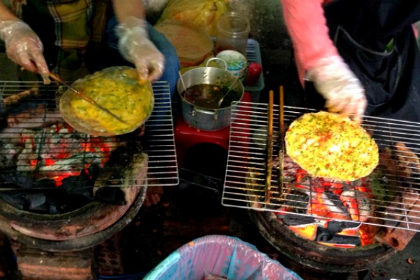 Bánh tráng nướng Trời tối cũng là lúc mà những lò than đỏ thêm rực rỡ. Đến từ xứ lạnh Đà Lạt, miếng bánh tráng với mắm ruốc, thịt bằm, trứng cút, hành lá… trộn đều, nướng trên bếp than đã nhanh chóng hút hồn người Sài Gòn mê món vặt.  Ngoài các nhân truyền thống kể trên, người bán còn biến tấu thêm các loại nhân hấp dẫn khác như: xúc xích, gà xé, khô bò, hải sản, trứng gà, phô mai... để thay đổi khẩu vị cho thực khách.