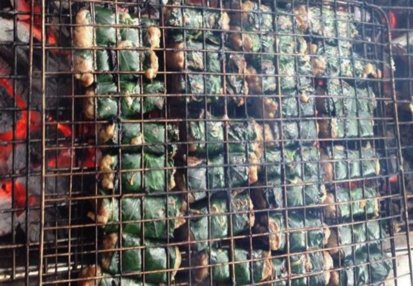 Bò cuốn lá lốt Những cuốn bò lá lốt nhỏ nhắn được xếp gọn ghẽ trên vỉ nướng, đặt trên khay nướng sát vỉa hè tạo nên một hấp lực tuyệt vời với những người chung quanh vào mỗi độ chiều về.