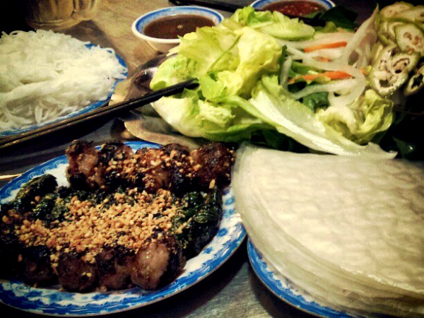 Nhắc đến bò lá lốt, đường Nguyễn Hữu Cảnh, Q.1 đoạn trước trường Sư Phạm Mầm Non là khu vực được người Sài Gòn nhớ đến đầu tiên. Ngoài khu Nguyễn Hữu Cảnh, trên những con đường như Tôn Đức Thắng, Q.1; Cách Mạng Tháng Tám, Q.10 và góc đường Cô Giang - Đề Thám vào khoảng 3 giờ chiều đổ đi cũng có bán nhiều món này.