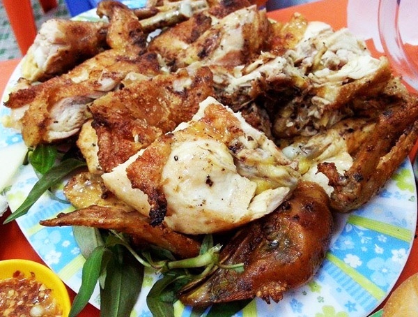 Gà nướng nguyên con mua về bán nhiều ở đường Nguyễn Biểu, đoạn gần cầu chữ Y; đường Phạm Hùng qua cầu Chánh Hưng. Nếu muốn thưởng thức tại quán, bạn có thể ghé đến quán gà Phi Long trên đường Nguyễn Trãi, Phan Đăng Lưu; quán Bảy Đực khu Thanh Đa, quán gà Anh Tư trên đường Lê Quang Định, Gò Vấp...  Ngoài gà, thời gian gần đây người Sài Gòn cũng chuộng món vịt nướng lá mắc mật. Đường Phạm Hùng, từ cầu Chánh Hưng đến Nguyễn Văn Linh, là nơi tập trung nhiều xe nướng vịt. Bạn có thể ghé đến, đứng tại chỗ chờ người bán nướng những con vịt nóng giòn, thơm phức.