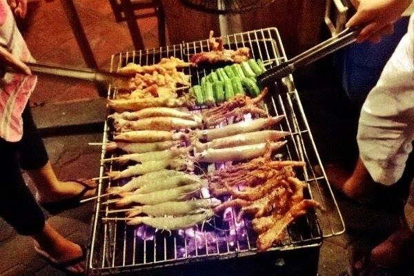 Thời tiết se lạnh cuối đông là thời điểm tuyệt vời để thưởng thức những món nướng nóng hổi, đậm gia vị. Chiều khẩu vị thực khách, vô vàn quán nướng vỉa hè với đủ chọn lựa mọc lên khắp Sài Gòn. Hấp dẫn đến độ nhiều lúc đang đi trên đường, đón thấy mùi thơm quen thuộc là phải tấp vào ngay.