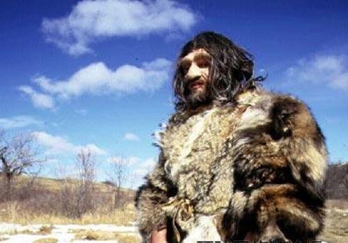 2. Tộc câm: Họ là một nhánh của Tộc Indian, sống cuộc sống nguyên thủy trong khu vực rừng phía Tây Bolivia, Nam Mỹ. Có lẽ họ không chịu bước chân ra khỏi rừng là vì cả tộc người ai cũng câm. Họ giao tiếp với nhau bằng những động tác tay đơn giản. 