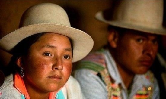 3. Tộc không có cơ mặt cười: Tộc người này sinh sống ở Sri Lanka, không ai có thần kinh cười hay cơ mặt cười, tóm lại là khuôn mặt của họ không hề có công năng cười. Họ được gọi là những người nghiêm trang nhất thế giới, vì họ không bao giờ biết cười là gì. 