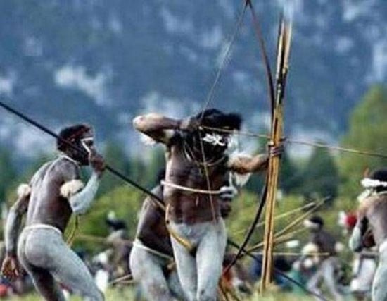 7. Tộc không chữ viết: Sinh sống ở Zaire (Congo), đến tận này tộc người này vẫn chưa có chữ viết, cũng không học tập tộc người khác phát minh ra chữ viết, càng chẳng có nhu cầu giao lưu với thế giới bên ngoài. Mọi kỹ năng sống đều được truyền khẩu từ đời này sang đời khác.