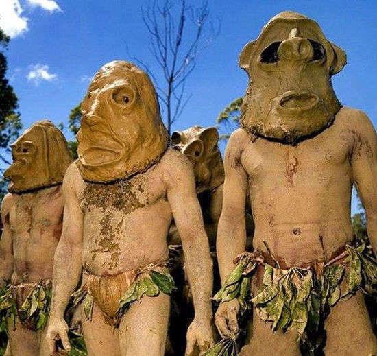 9. Tộc người chỉ uống máu không ăn thịt: Ở vùng đất từ phía Bắc Guinea đến phía Nam Mali có tộc người chỉ uống máu động vật, chứ không ăn thịt. Họ không giết động vật, mà chỉ rút một lượng máu nhất định từ mạch của chúng, họ cũng chờ một thời gian cho đến khi những con vật trở lại bình thường mới hút máu lần tiếp theo.  