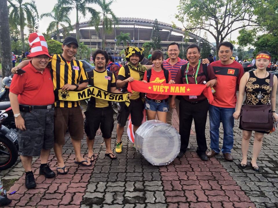 Co dong vien Malaysia xin loi DTVN va fan bong da Viet hinh anh