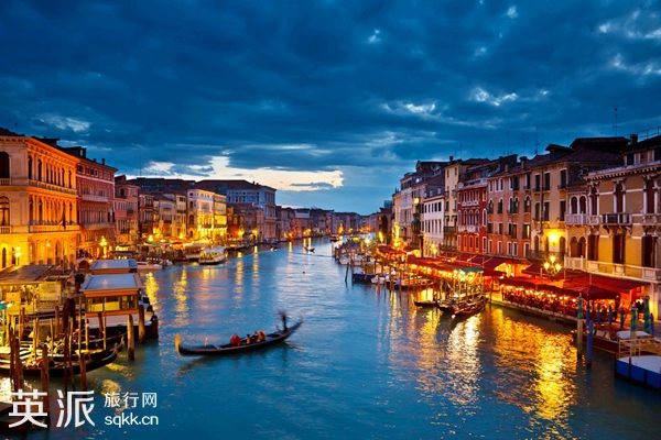 Venice: Tầng đất của thành phố quanh năm làm bạn với nước này lún 0.5cm/năm, thêm vào đó là việc mực nước biển dâng cao do hiệu ứng nhà kính toàn cầu, nếu không có biện pháp xử lý hữu hiệu, thành phố xinh đẹp này chẳng mấy chốc sẽ chìm trong biển. So với 100 năm trước, nước quanh Venice hiện đã dâng cao hơn 23cm. Cứ theo tốc độ này, đến năm 2100, cư dân nơi đây sẽ không còn sinh sống được nữa. 