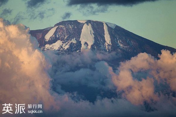 Núi tuyết Kilimanjaro: Đây là ngọn núi cao nhất châu Phi, cũng do hiện tượng khí hậu trái đất nóng dần dẫn đến tuyết tan, có thể trong khoảng 10 năm nữa, tầng tuyết trắng xóa bao phủ ngọn núi này sẽ không bao giờ còn tồn tại nữa. 