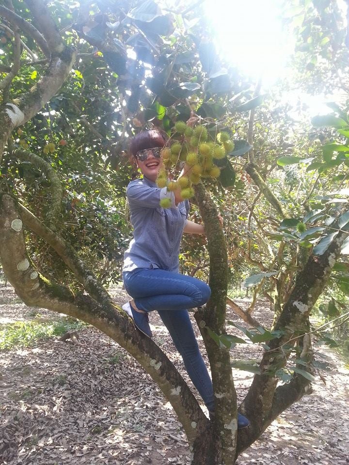 “ Nơi đây không chỉ có thế ” câu nói làm chúng tôi như muốn tìm tòi thêm những sản vật nơi đây. Vi vu trên con đường quê theo chân Bác Chủ Nhà chúng tôi đã đến vườn trái cây nhà Bác. Những chùm Chôm Chôm đỏ tươi, ngọt lành làm chúng tôi vô cùng thích thú. Chiều dần xuống chúng tôi chuẩn bị chia tay vùng đất phù sa màu mỡ này mà trong lòng lưu luyến. 