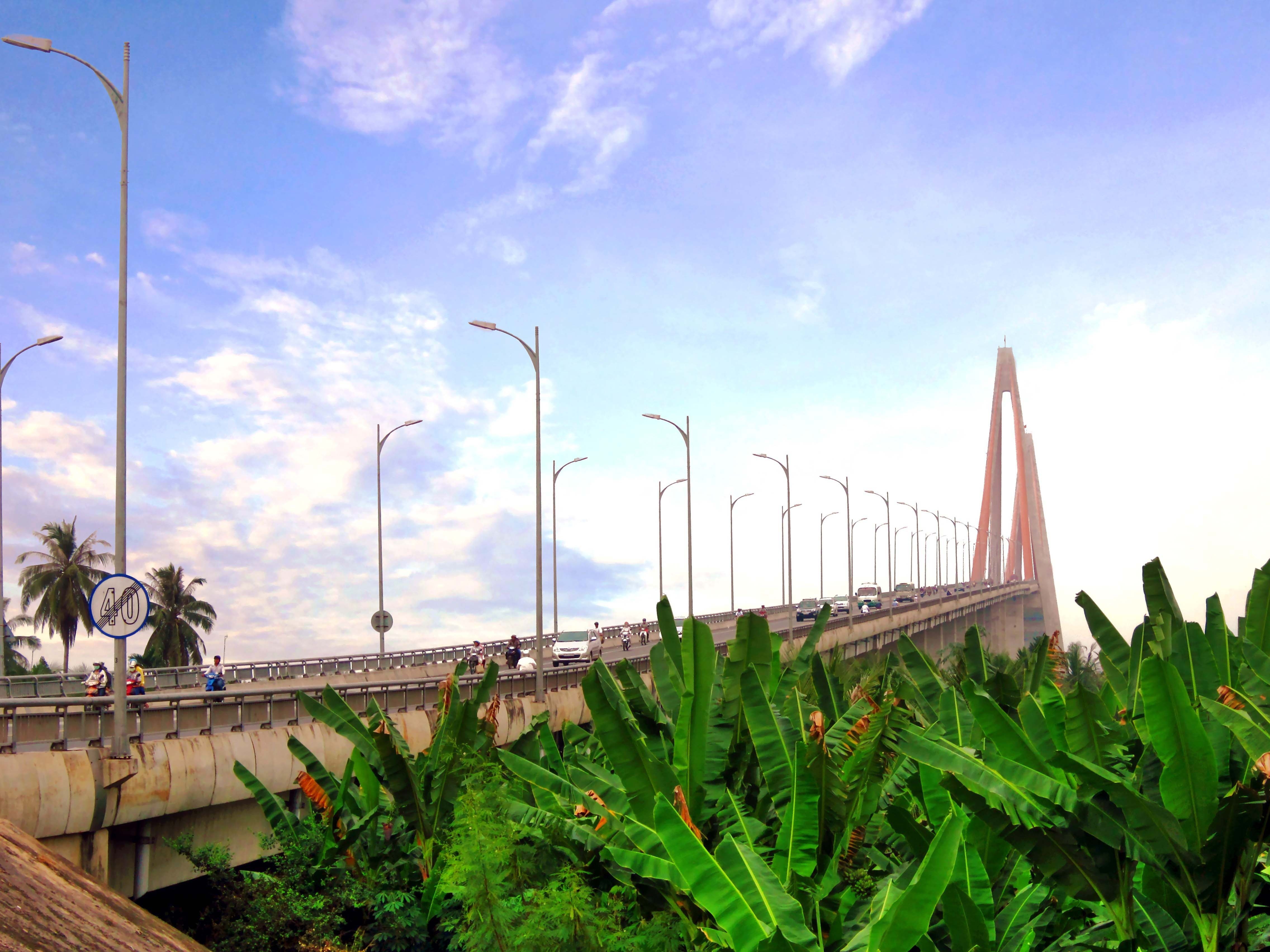 Từ TP.HCM chúng tôi đi theo quốc lộ 1A khoảng 2h xe chạy, chúng tôi dừng chân trên cầu Rạch Miễu đón bình minh, một màu xanh bạt ngàn của những vườn Dừa thu vào tầm mắt tôi.