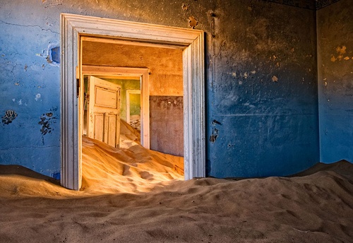 Kolmanskop là một thị trấn nhỏ ở Namibia, từng là nơi định cư của nhiều công nhân. Trước đây, nơi này có mỏ kim cương giàu có, thu hút người Đức tới khai thác ồ ạt trong những năm 1990. Sau khi mỏ kim cương tại đây bắt đầu cạn kiệt, các nhóm người khai thác cũng dần rời bỏ. Đến năm 1950, thị trấn này trở nên hoang vu không bóng người, đến nay lại thành điểm thu hút các khách du lịch và các nhiếp ảnh gia. 
