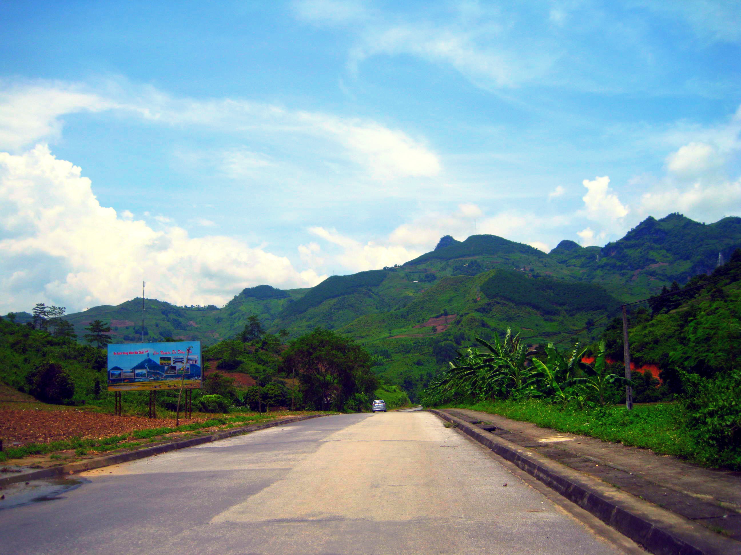 Con đường dẫn vào công nguyên địa chất cao nguyên đá Đồng Văn.