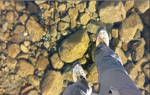 Thu cam giac manh di tren mat ho dong bang trong suot hinh anh